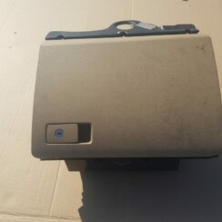 Mantu glabāšanas nodalījums pasažiera pusē priekš VW PASSAT B6 2008 ANGL.