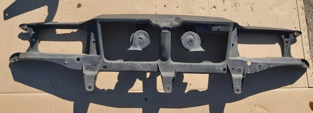 Priekšējā radiatora rāmja augšēja daļa priekš VOLVO V70 1997