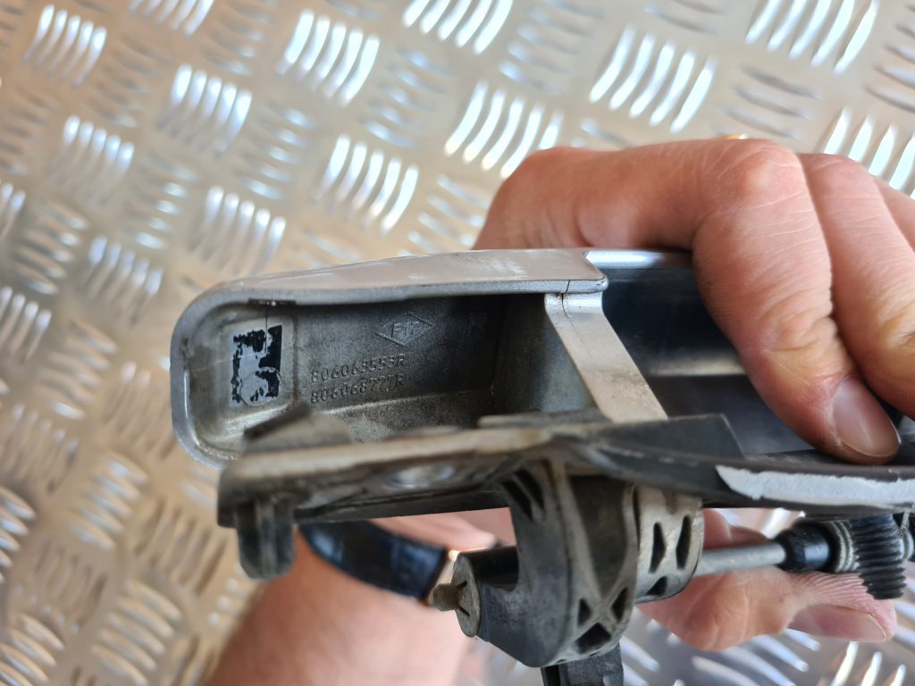 Aizmugurējais kreisais durvju rokturis priekš DACIA LODGY 2014 2 Aizmugurējais kreisais durvju rokturis priekš DACIA LODGY 2014