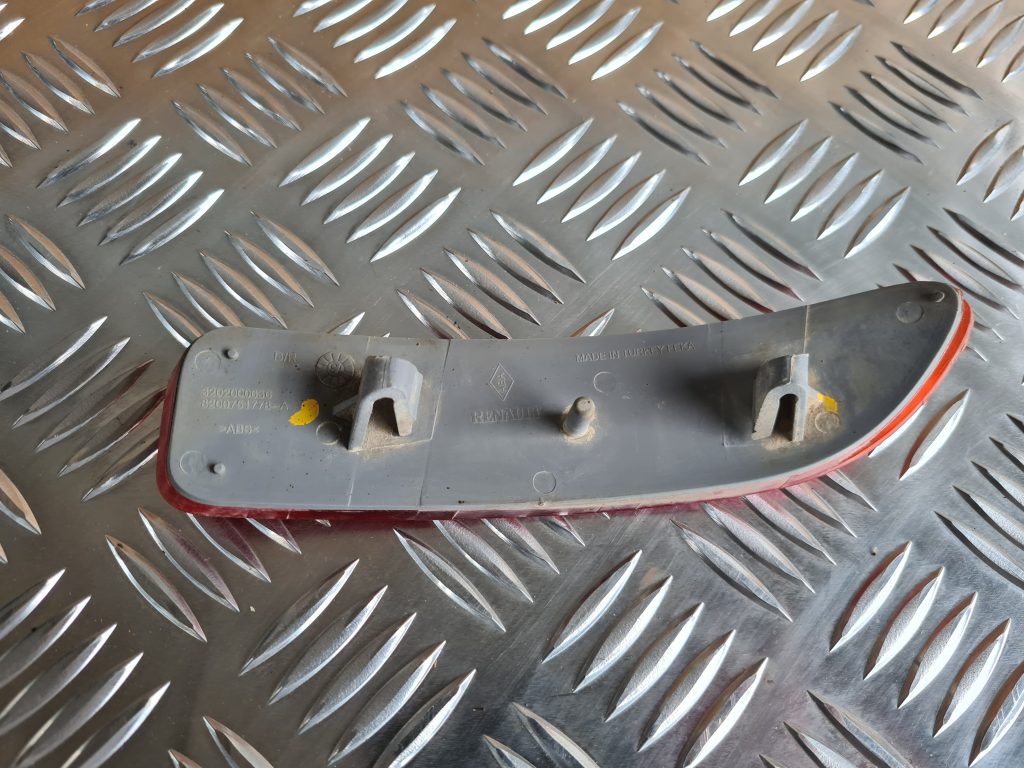 Aizmugurējais atstarotājs priekš DACIA LODGY 2014 4 Aizmugurējais atstarotājs priekš DACIA LODGY 2014