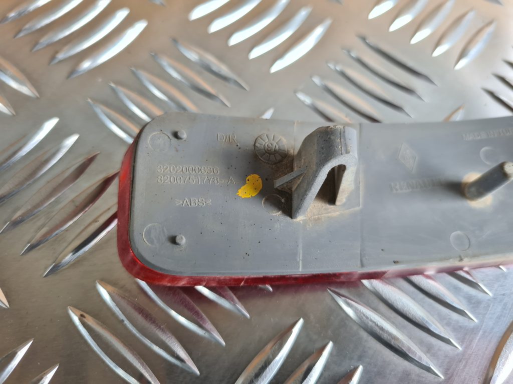 Aizmugurējais atstarotājs priekš DACIA LODGY 2014 2 Aizmugurējais atstarotājs priekš DACIA LODGY 2014