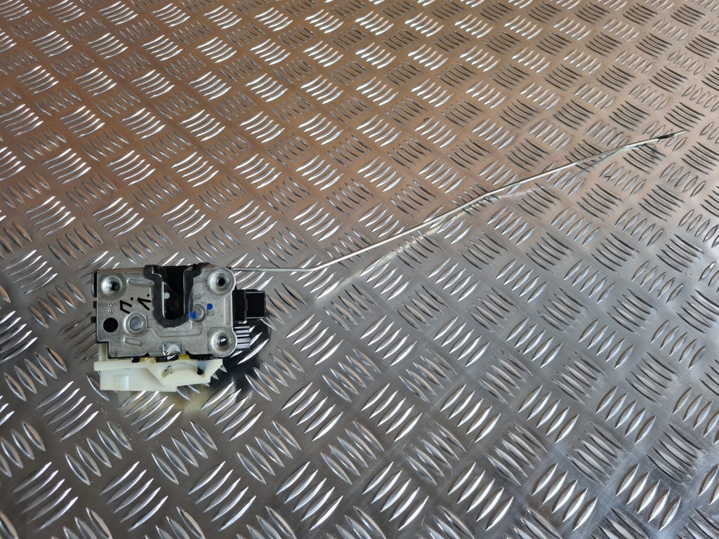 Priekšējo kreiso durvju slēdzene priekš DACIA LODGY 2014