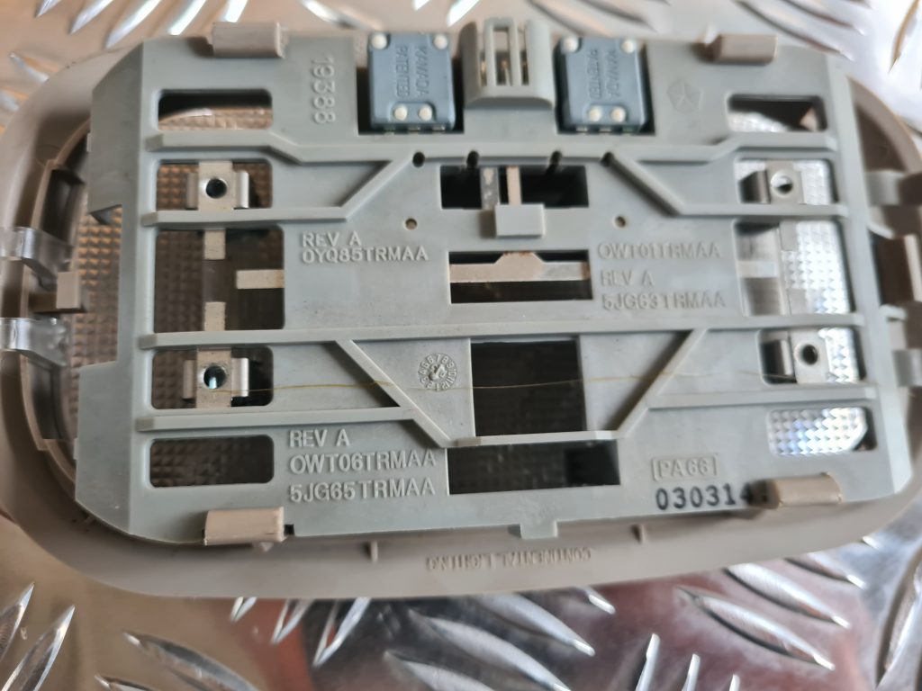 Priekšējo sēdvietu apgaismojums priekš CHRYSLER SEBRING 2006