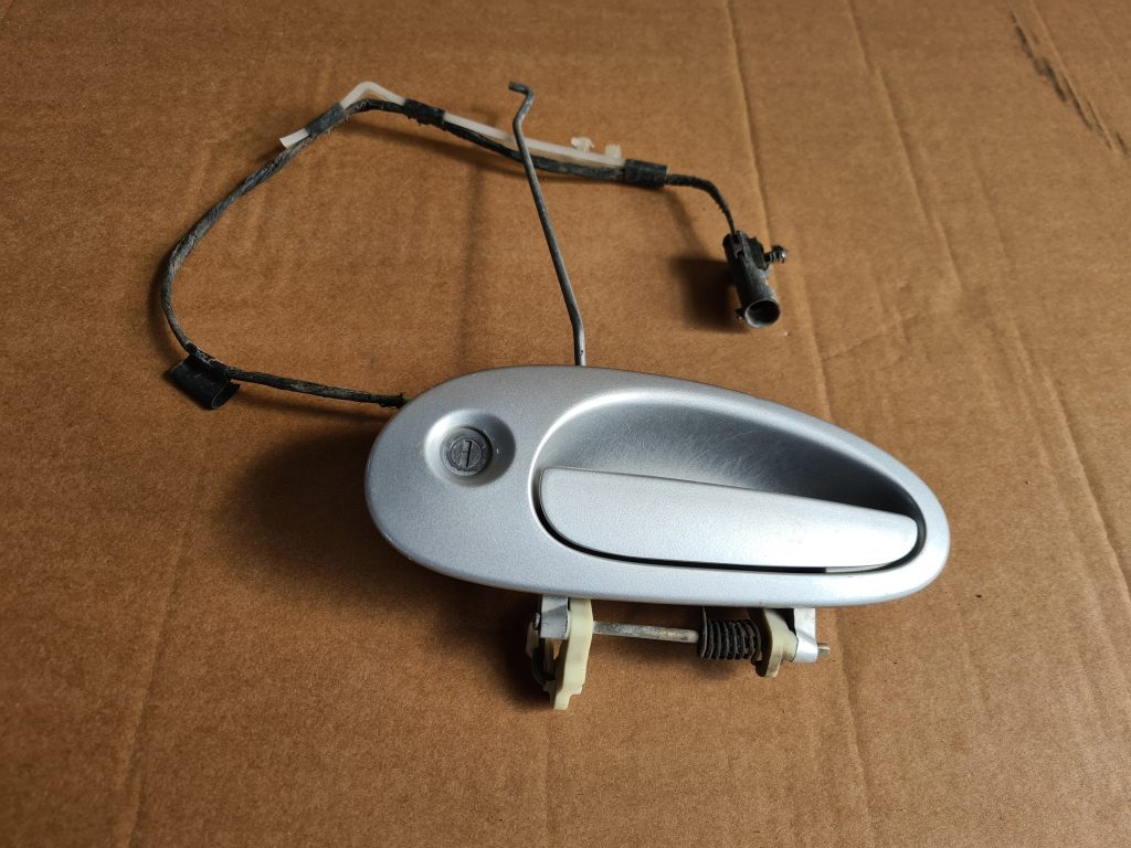 Priekšējāis kreisais durvju rokturis priekš CHRYSLER SEBRING 2006 1 Priekšējāis kreisais durvju rokturis priekš CHRYSLER SEBRING 2006