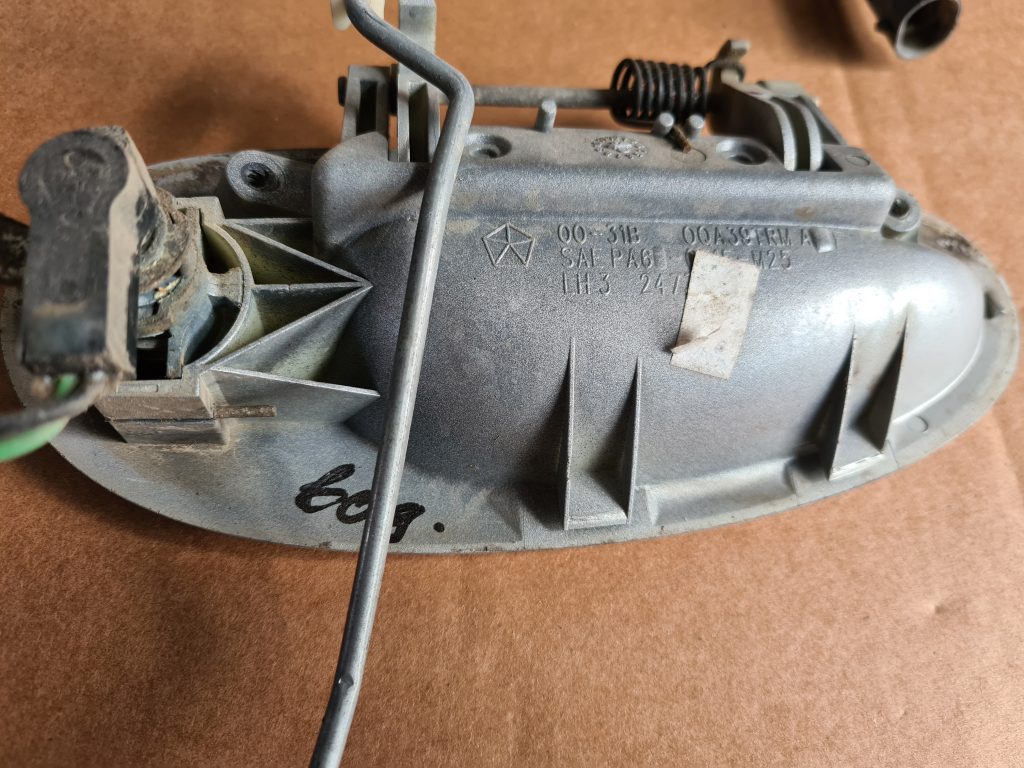 Priekšējāis kreisais durvju rokturis priekš CHRYSLER SEBRING 2006 4 Priekšējāis kreisais durvju rokturis priekš CHRYSLER SEBRING 2006