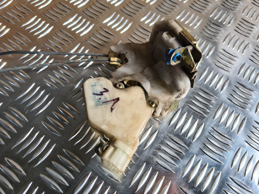 Aizmugurējo kreiso durvju slēdzene priekš NISSAN X-TRAIL 2005 5 Aizmugurējo kreiso durvju slēdzene priekš NISSAN X-TRAIL 2005