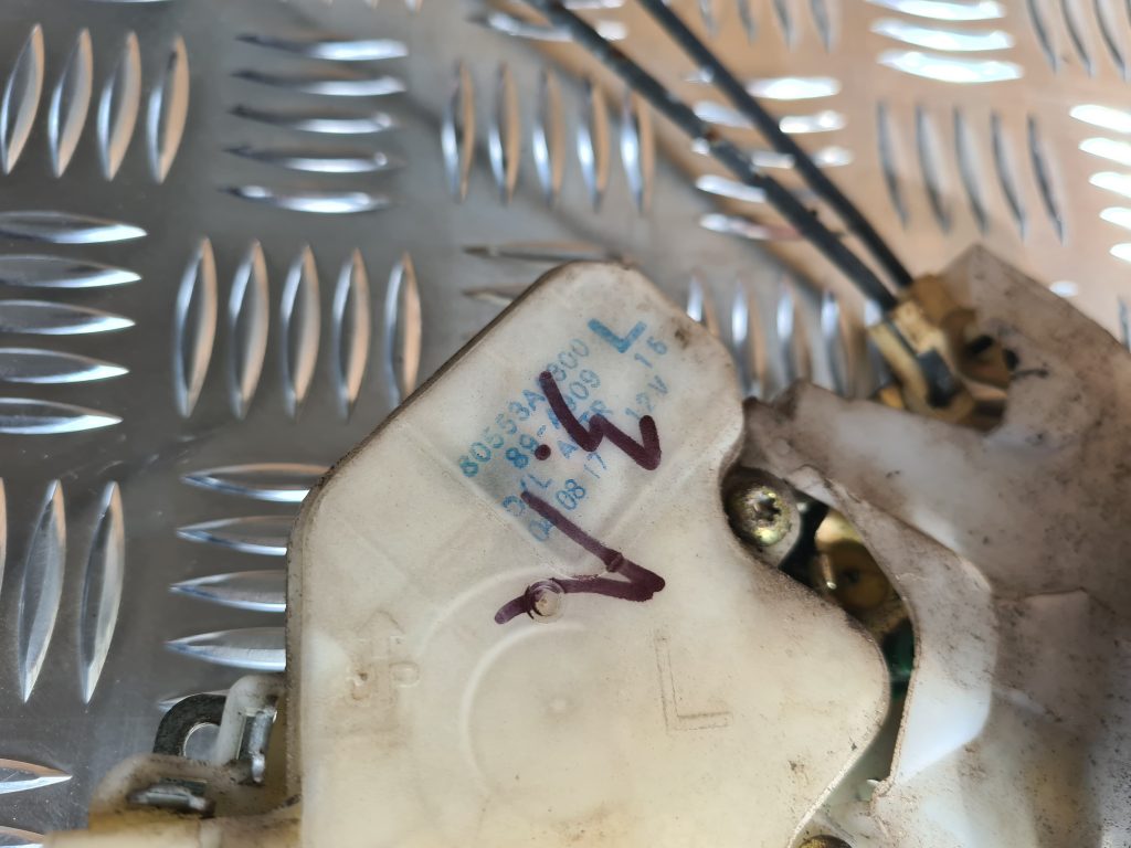 Aizmugurējo kreiso durvju slēdzene priekš NISSAN X-TRAIL 2005 2 Aizmugurējo kreiso durvju slēdzene priekš NISSAN X-TRAIL 2005