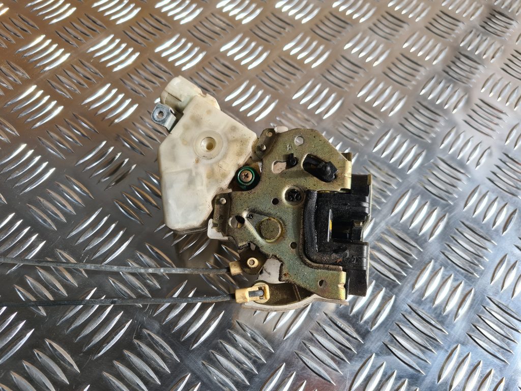 Aizmugurējo kreiso durvju slēdzene priekš NISSAN X-TRAIL 2005 4 Aizmugurējo kreiso durvju slēdzene priekš NISSAN X-TRAIL 2005