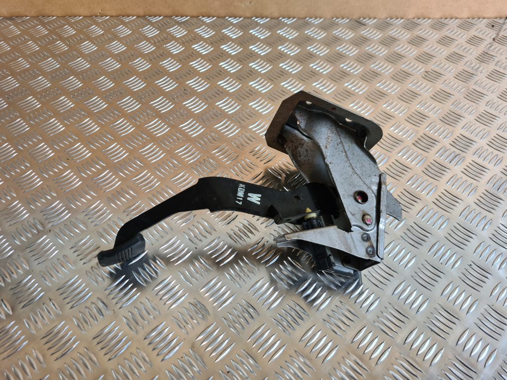 Bremžu pedālis priekš NISSAN X-TRAIL 2005 1 Bremžu pedālis priekš NISSAN X-TRAIL 2005