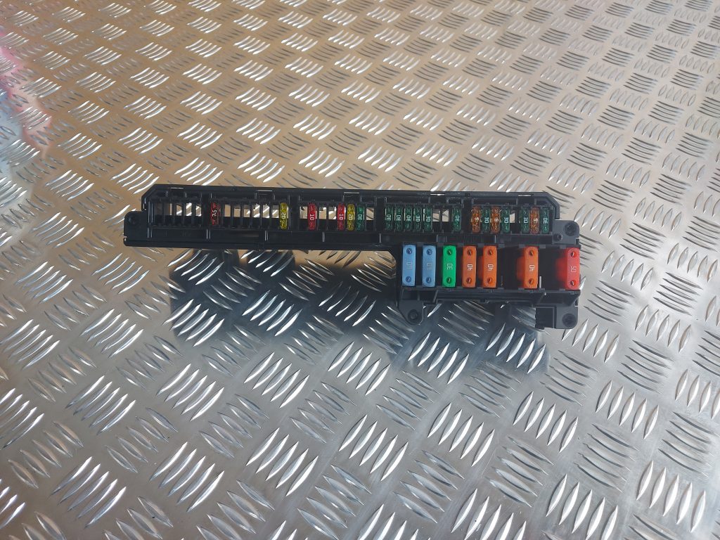 Drošinātāju bloks priekš BMW 525 E60 2006 OLIVE 1 Drošinātāju bloks priekš BMW 525 E60 2006 OLIVE