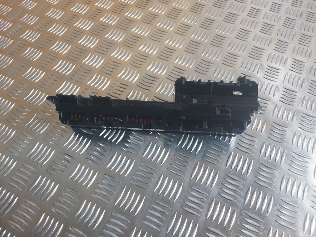 Drošinātāju bloks priekš BMW 525 E60 2006 OLIVE 3 Drošinātāju bloks priekš BMW 525 E60 2006 OLIVE