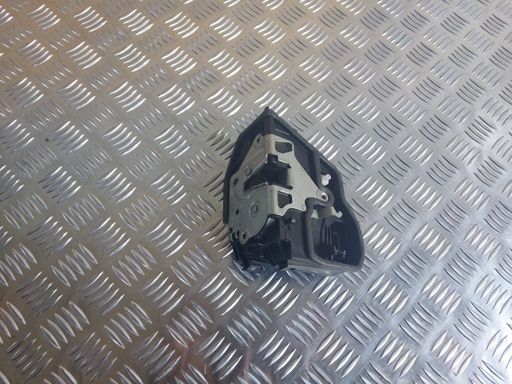 Aizmugurējo kreiso durvju slēdzene priekš BMW 525 E60 2006 OLIVE 2 Aizmugurējo kreiso durvju slēdzene priekš BMW 525 E60 2006 OLIVE