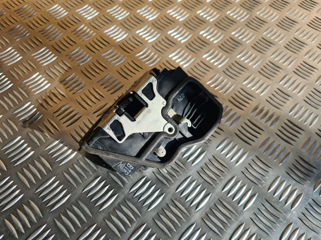 Priekšējo labo durvju slēdzene priekš BMW 525 E60 2006 OLIVE