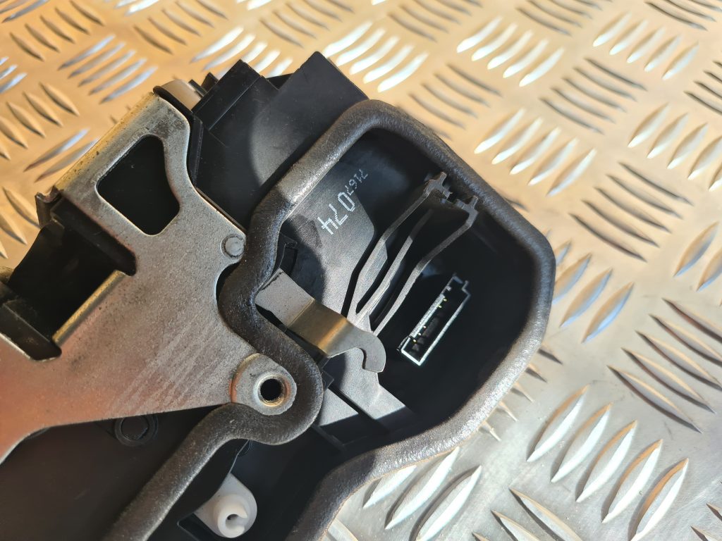 Priekšējo labo durvju slēdzene priekš BMW 525 E60 2006 OLIVE