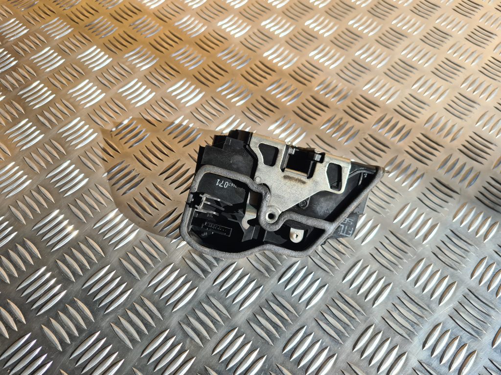 Priekšējo kreiso durvju slēdzene priekš BMW 525 E60 2006 OLIVE