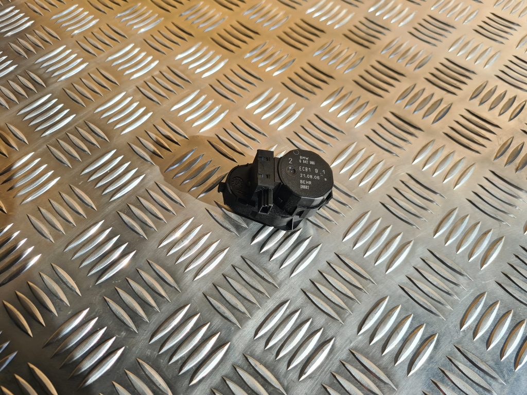 Apsildes sistēmas aktuators priekš BMW 525 E60 2006 OLIVE 1 Apsildes sistēmas aktuators priekš BMW 525 E60 2006 OLIVE