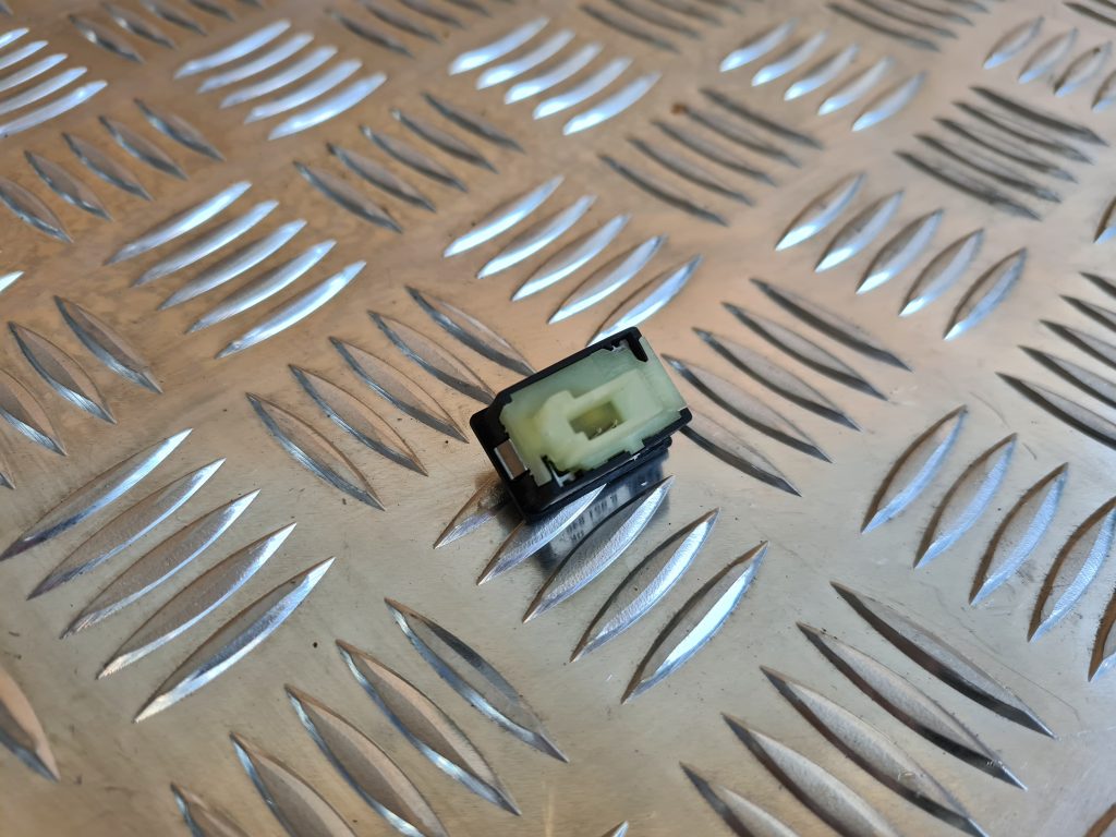 Bagāžnieka vāka atvēršanas rokturis/poga priekš BMW 525 E60 2006 OLIVE