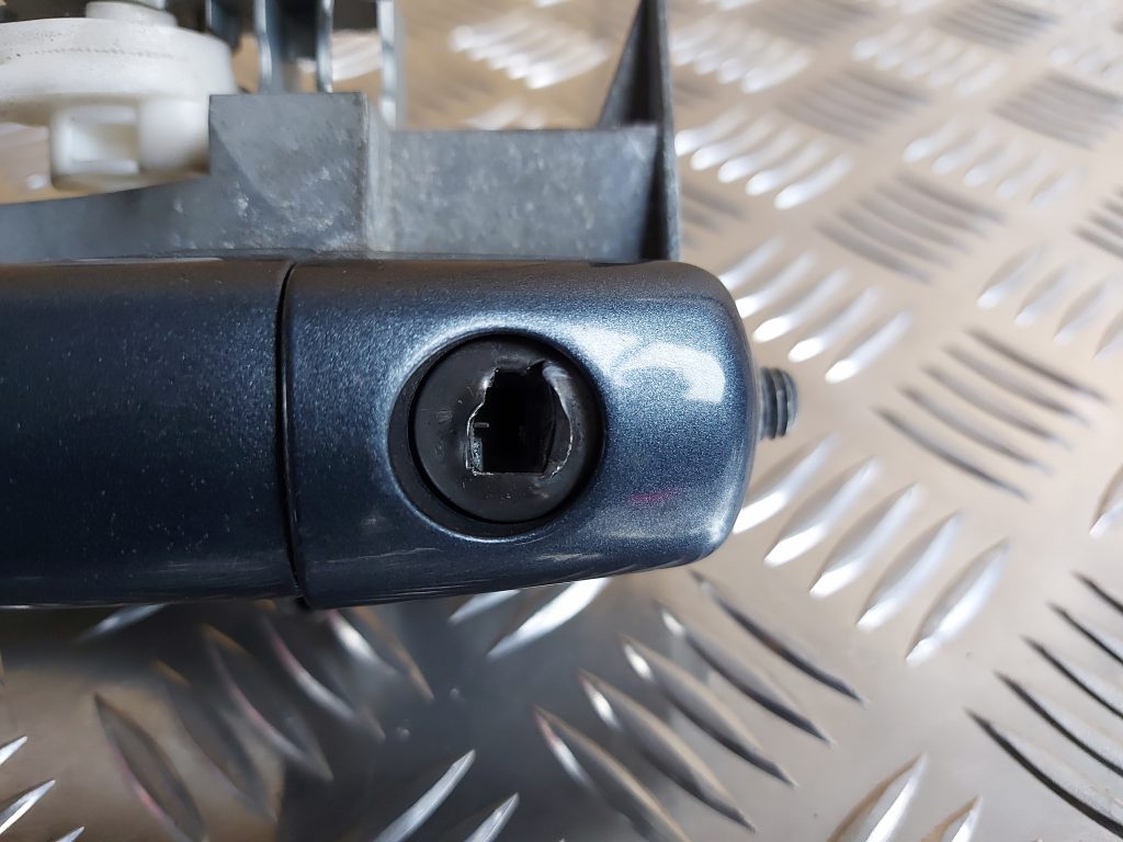 Priekšējāis kreisais durvju rokturis priekš PEUGEOT 407 2006 3 Priekšējāis kreisais durvju rokturis priekš PEUGEOT 407 2006