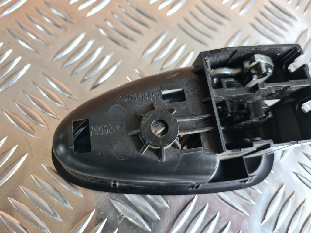 Salona durvju rokturis, priekšējais labais priekš TOYOTA AVENSIS 2012