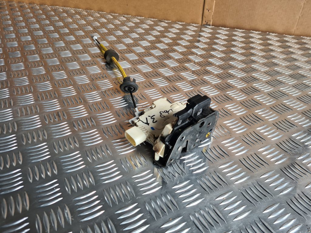 Aizmugurējo kreiso durvju slēdzene priekš AUDI A6 AVANT 2007 QUATTRO