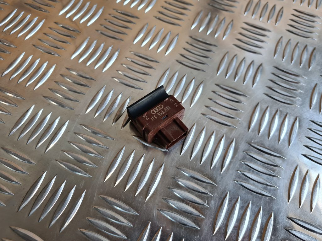 Bagāžnieka vāka atvēršanas rokturis/poga priekš AUDI A6 AVANT 2007 QUATTRO 2 Bagāžnieka vāka atvēršanas rokturis/poga priekš AUDI A6 AVANT 2007 QUATTRO