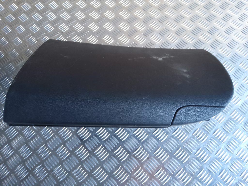 Mantu glabāšanas nodalījums pasažiera pusē priekš KIA CEED 2013