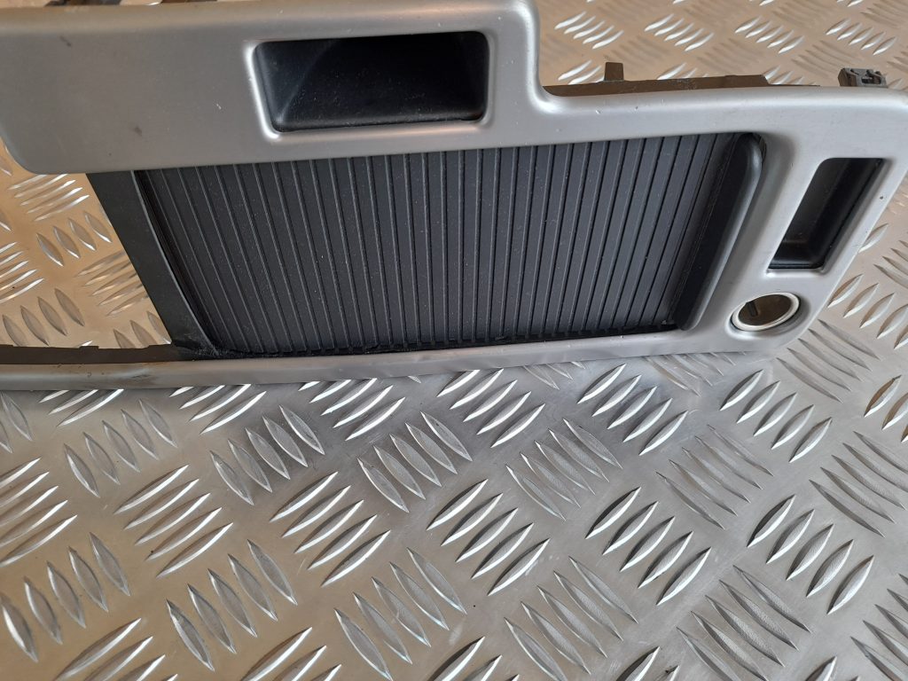 Centrālās konsoles (apdares) vidēja daļa priekš VOLVO S40 2007 2 Centrālās konsoles (apdares) vidēja daļa priekš VOLVO S40 2007