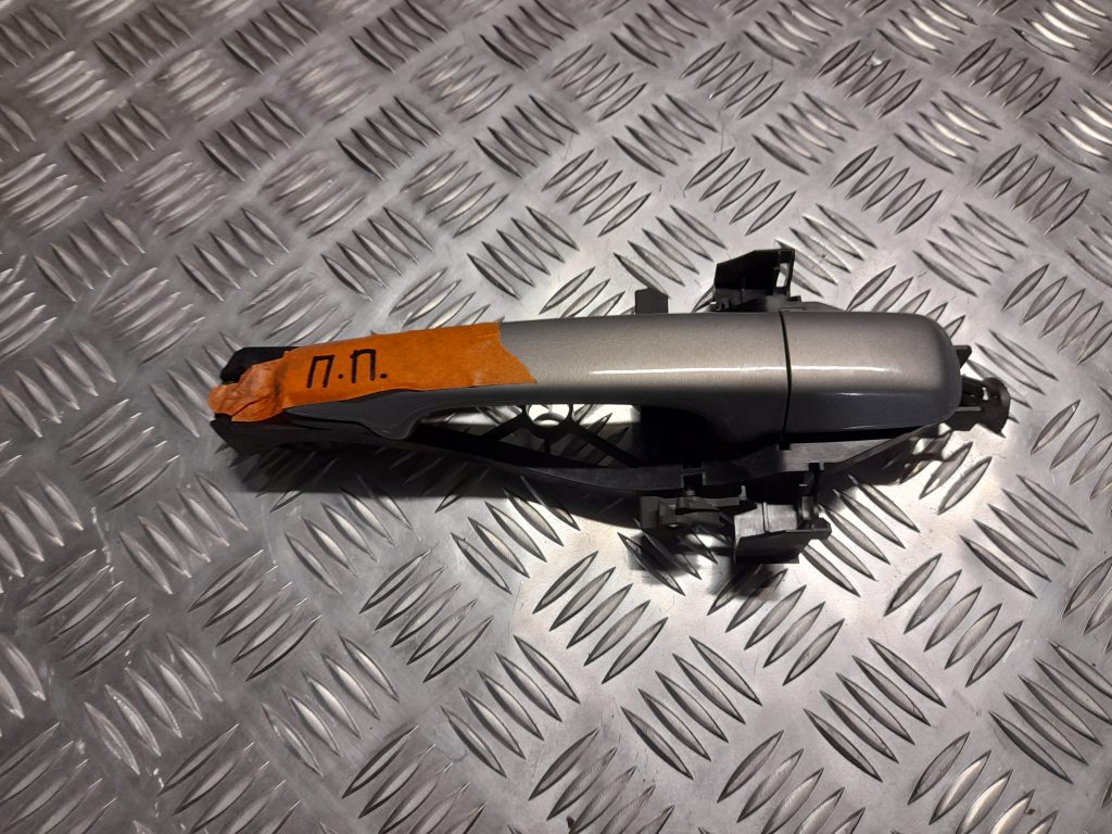 Priekšējāis labais durvju rokturis priekš VOLVO S40 2007