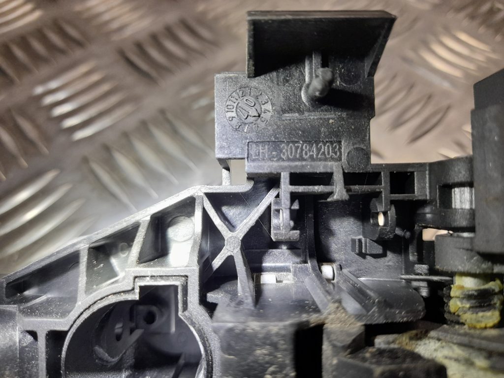 Priekšējāis labais durvju rokturis priekš VOLVO S40 2007