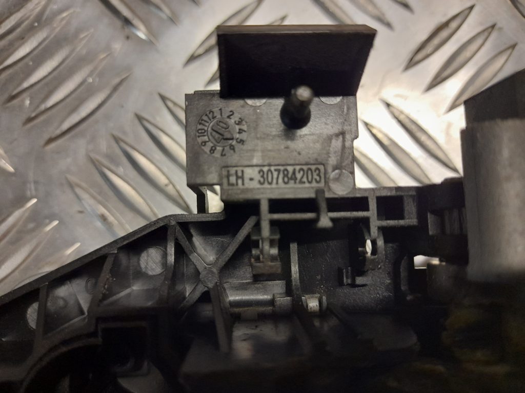 Aizmugurējāis labais durvju rokturis priekš VOLVO S40 2007 2 Aizmugurējāis labais durvju rokturis priekš VOLVO S40 2007