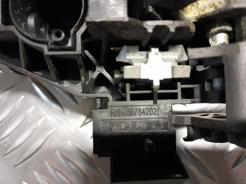 Aizmugurējāis labais durvju rokturis priekš VOLVO S40 2007 3 Aizmugurējāis labais durvju rokturis priekš VOLVO S40 2007