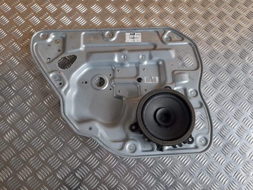 Stikla pacelšanas mehānisma panele priekš VOLVO S40 2007 1 Stikla pacelšanas mehānisma panele priekš VOLVO S40 2007