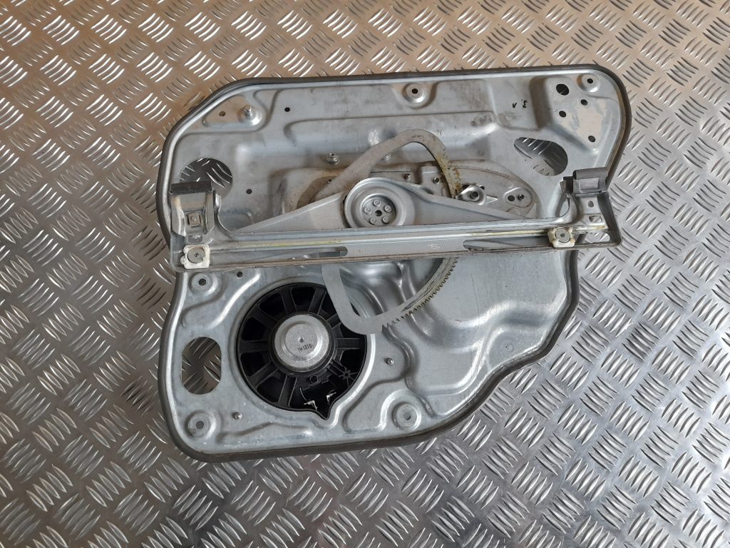 Stikla pacelšanas mehānisma panele priekš VOLVO S40 2007 2 Stikla pacelšanas mehānisma panele priekš VOLVO S40 2007