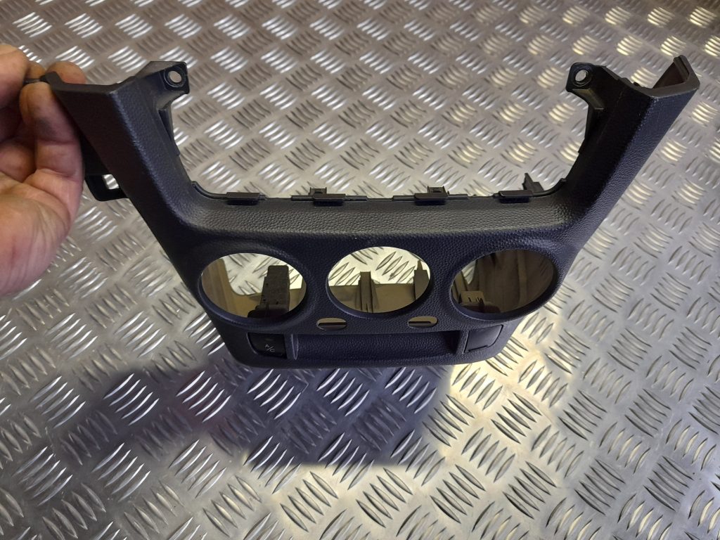 Mērinstrumentu paneļa dekoratīvais rāmis priekš KIA PICANTO 2006 1 Mērinstrumentu paneļa dekoratīvais rāmis priekš KIA PICANTO 2006