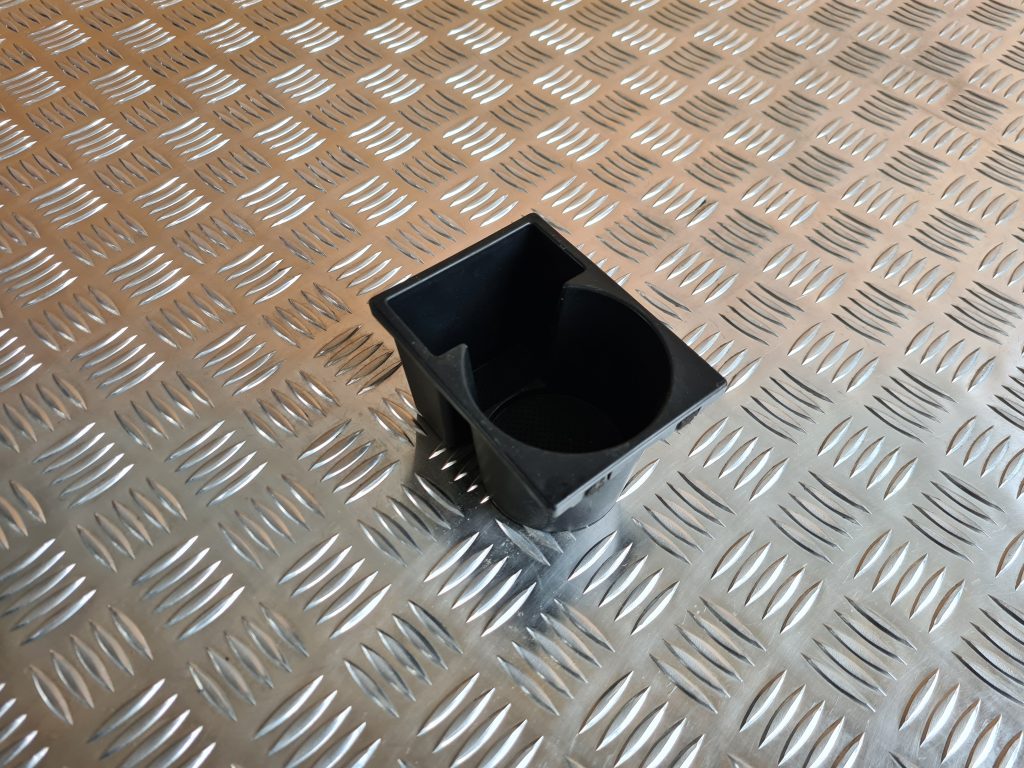 Krūzes turētājs priekš TOYOTA AVENSIS 2012 1 Krūzes turētājs priekš TOYOTA AVENSIS 2012