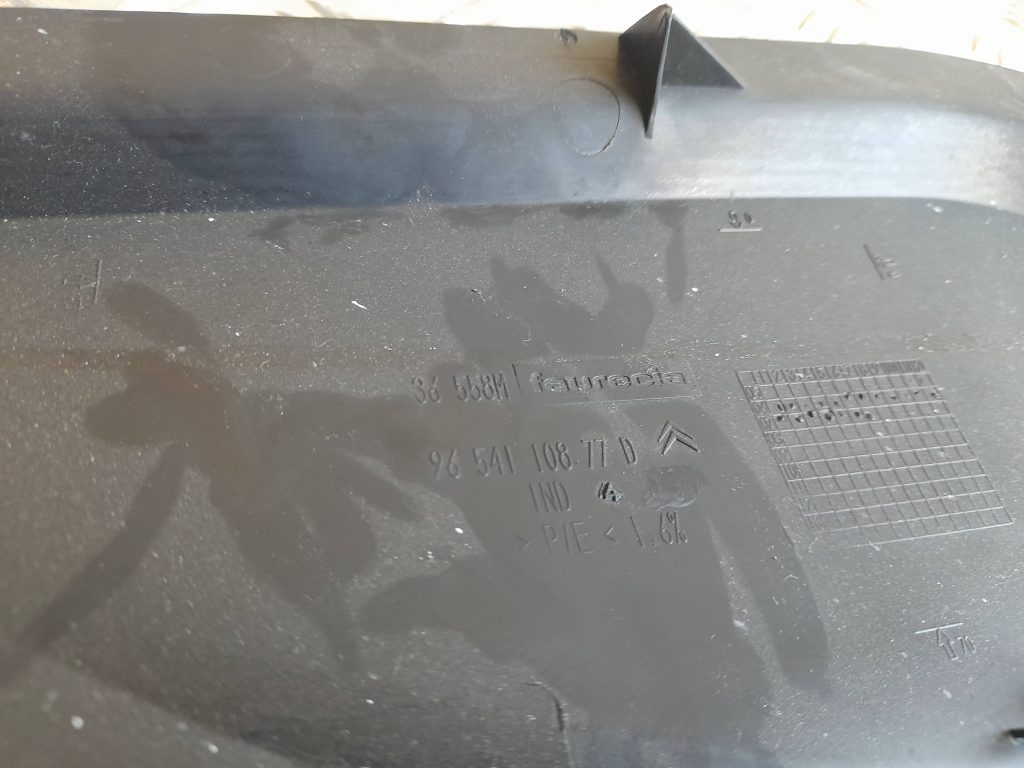 Mērinstrumentu paneļa sānu apdare priekš CITROEN PICASSO 2007