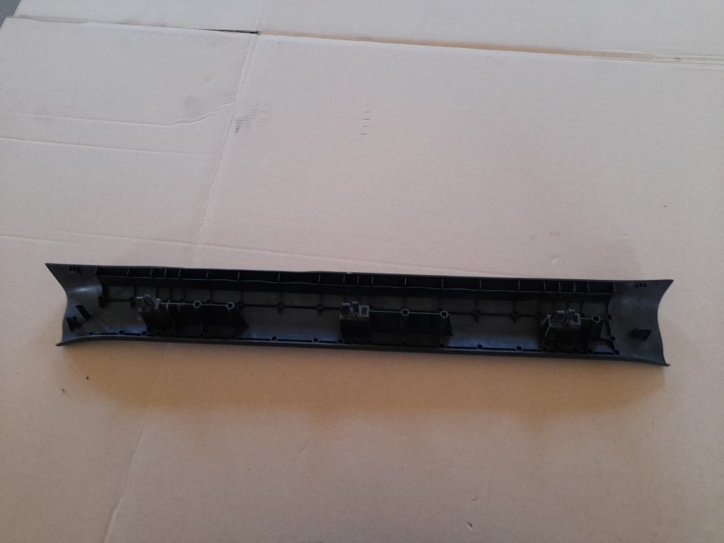 Sliekšņa priekšēja kreisa uzlika (salonā) priekš MAZDA 6 2008 2 Sliekšņa priekšēja kreisa uzlika (salonā) priekš MAZDA 6 2008