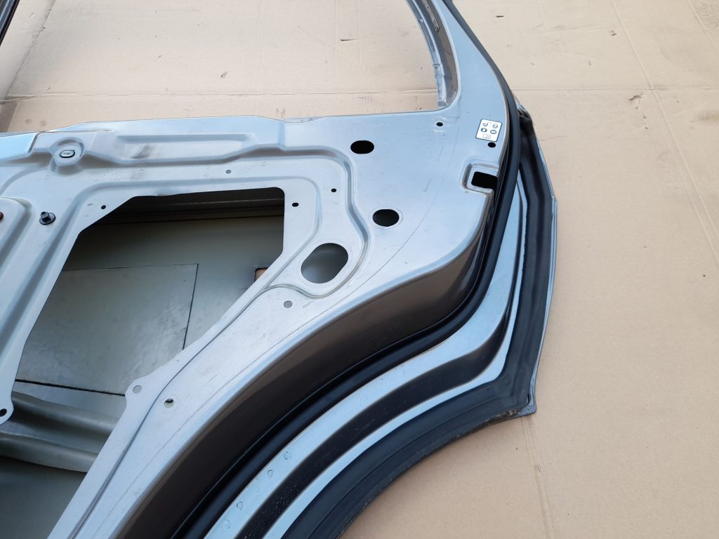 Aizmugurējās labās durvis priekš RANGE ROVER SPORT 2007 8 Aizmugurējās labās durvis priekš RANGE ROVER SPORT 2007