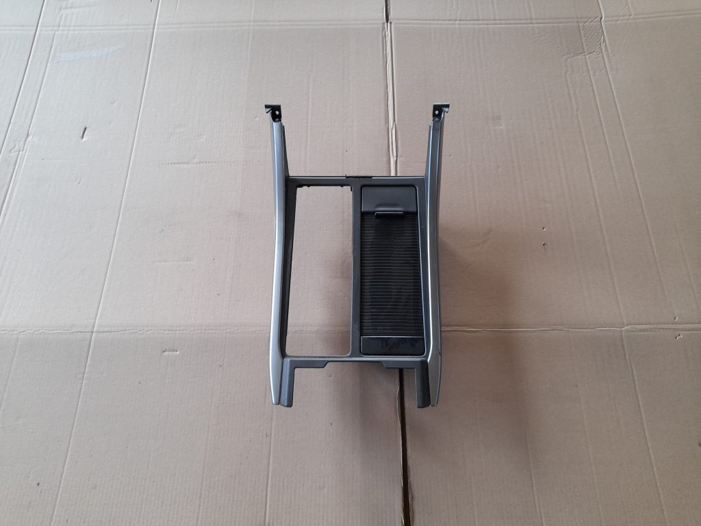 Centrālās konsoles (apdares) vidēja daļa priekš RANGE ROVER SPORT 2007