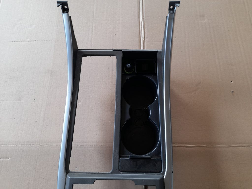 Centrālās konsoles (apdares) vidēja daļa priekš RANGE ROVER SPORT 2007