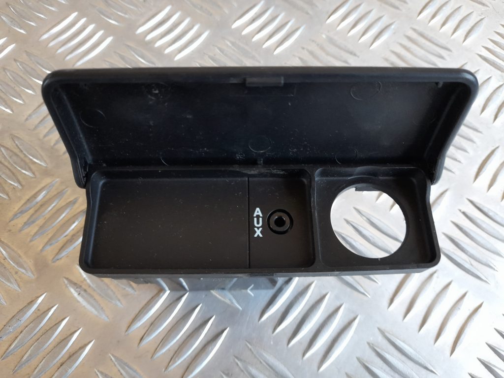 USB/AUX adapteris priekš RANGE ROVER SPORT 2007 2 USB/AUX adapteris priekš RANGE ROVER SPORT 2007