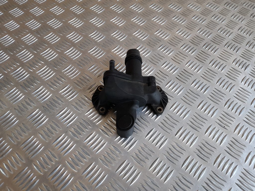 Termostata korpuss priekš RANGE ROVER SPORT 2007 1 Termostata korpuss priekš RANGE ROVER SPORT 2007