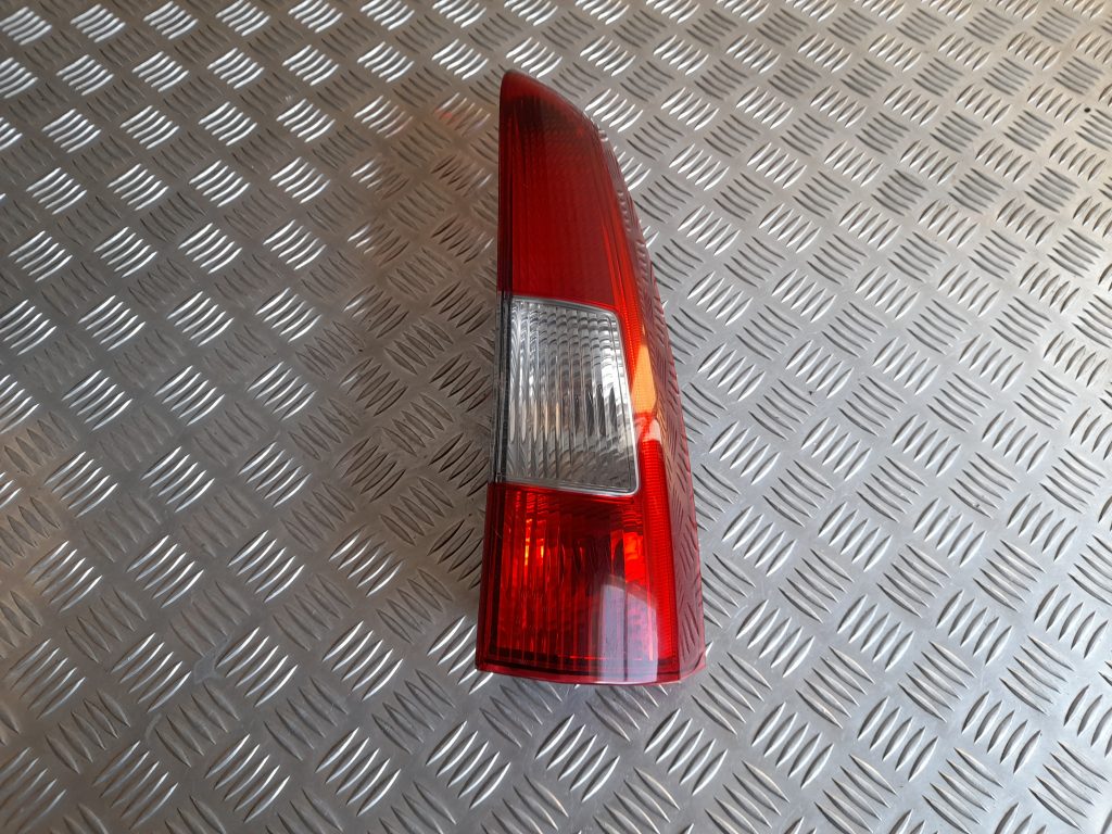 Aizmugurējais labais lukturis priekš VOLVO V70 2003 SILVER 1 Aizmugurējais labais lukturis priekš VOLVO V70 2003 SILVER