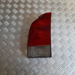 Aizmugurējais kreisais lukturis priekš VOLVO V70 2003 SILVER