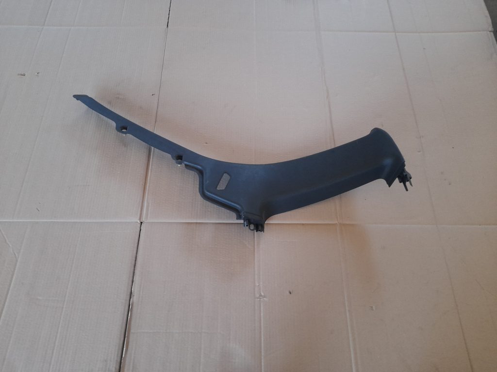 Aizmugurējas salona statnes apdare priekš VOLVO V70 2003 SILVER