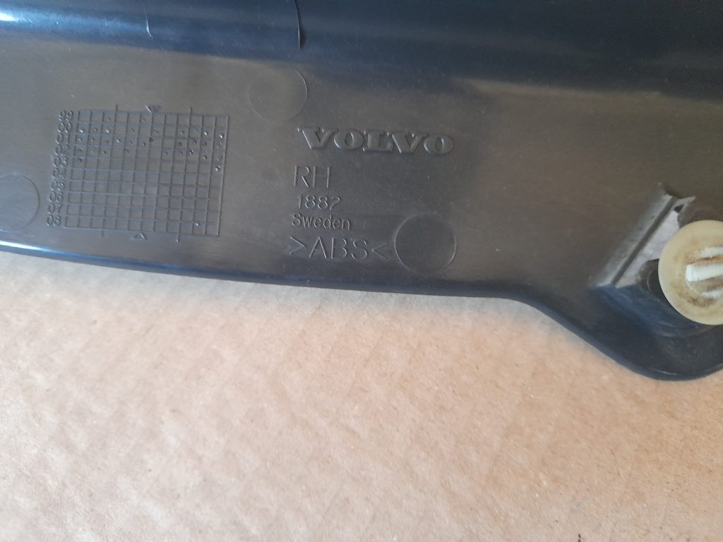 Aizmugurējas salona statnes apdare priekš VOLVO V70 2003 SILVER