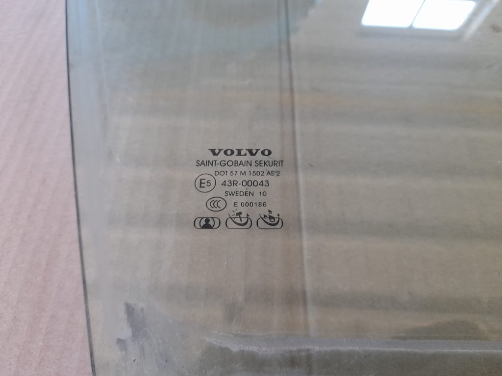 Priekšējo labo durvju stikls priekš VOLVO V70 2003 SILVER