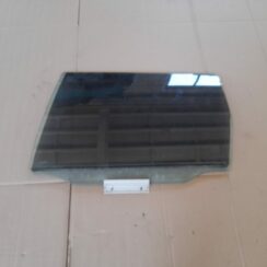 Aizmugurējo kreiso durvju stikls priekš VOLVO V70 2003 SILVER