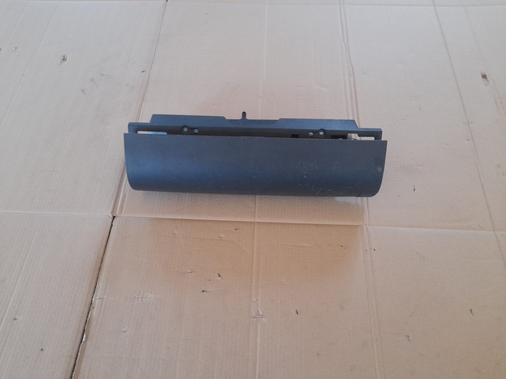 Mantu glabāšanas nodalījums pasažiera pusē priekš VOLVO V70 2003 SILVER