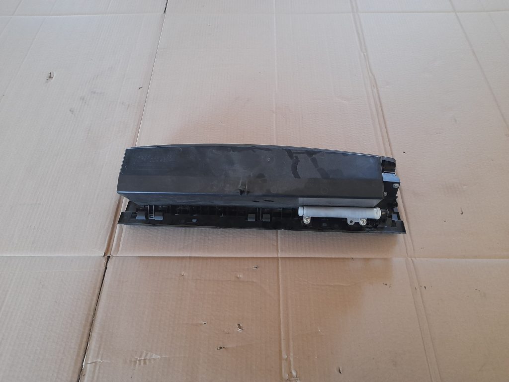 Mantu glabāšanas nodalījums pasažiera pusē priekš VOLVO V70 2003 SILVER